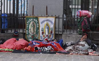 Peregrinos acampan afuera de la Basílica/ Juan Carlos Bautista