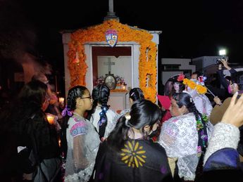 En la Feria de los Muertos se hace un recorrido dentro del panteón municipal / Elizabeth Román