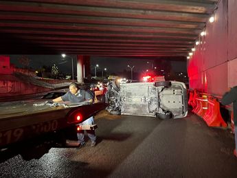 Volcadura de un automóvil compacto en el que viajaba una pareja sobre la avenida Constitución. | Edgar Plata
