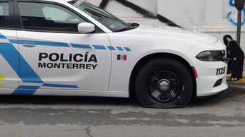 Patrulla de la Policía de Monterrey con el neumático ponchado. | Agustín Martínez