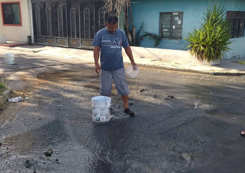 Fuga de agua en la colonia Topo Chico. | Sandra González