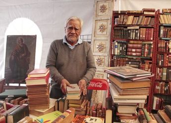 El señor José Porfirio vende libros en la plazuela de Los Sapos / Melanie Torres