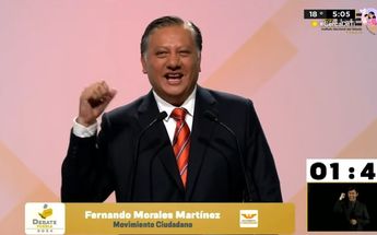 Fernando Morales canta la porra del Centro Escolar donde estudió | Especial