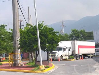 La lateral donde se encuentra el socavón fue cerrada al tráfico vehicular. | Sandra González