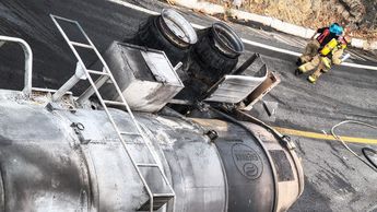 El conductor de la pipa murió tras volcar e incendiarse la unidad en la carretera de Jesús María | Foto: Cortesía