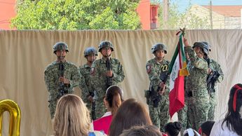 Ceremonia con honores a la bandera encabezada por elementos del Batallón 22 del Ejército Mexicano