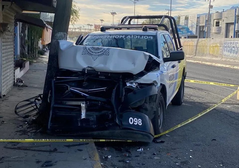 Patrulla choca contra poste en avenida Ruiz Cortines; hay 2 lesionados