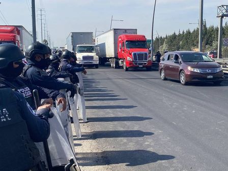 Bloqueo en la autopista México-Puebla a la altura del Outlet | Es Imagen | Archivo