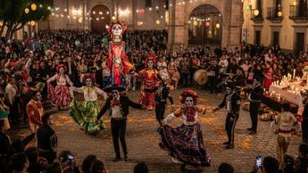 La Muerteada es uno de los eventos más esperados en las Festividades del Día de Muertos en Querétaro. | Imagen creada con Gemini.