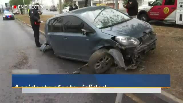 Conductor pierde el control y se impacta contra poste en avenida Revolución  