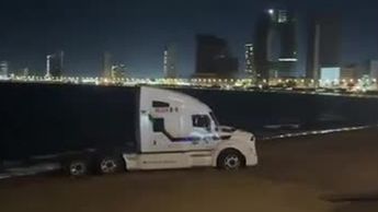 Chofer mete tráiler a playa de Mazatlán y queda detenido