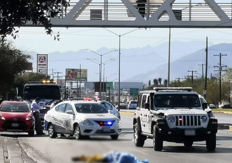 El peatón de unos 65 años pretendía cruzar cuando fue embestido por la automovilista en Félix Galván e Independencia./ Alexandra Amao