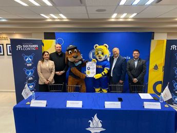 Sultanes firmando el acuerdo con la fundación UANL