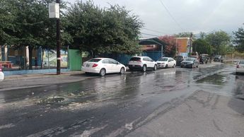La fuga de agua llega hasta la avenida Ruiz Cortines. | Fabricio Gallegos