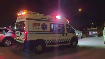 Ambulancia en la que el joven fue trasladado tras recibir el disparo en la pierna | Telediario