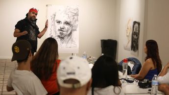 Antonio Ferlun abrió la primera clase de la exposición.| Especial