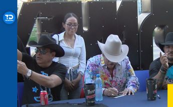 Lalo Mora firma de autógrafos en Estadio Mobil Super | Ángel Martínez