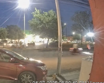 Momento en que el motociclista atropella a la mujer. | Cortesía