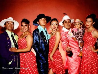 'Los Huehues': padres, hijos y nietos unidos por el amor a la danza | Cortesía