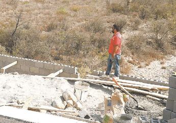 Trabajadores de la construcción levantan una pared en los límites de la zona donde se ubicará la planta. | Raúl Palacios