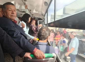 Las pocas unidades disponibles viajan a su máxima capacidad / Melanie Torres