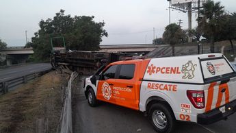 Protección Civil de Nuevo León abanderó la zona del siniestro. | Mayte Villasana