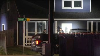 Policía de Houston en el lugar donde el niño fue baleado | Captura de pantalla de medios locales