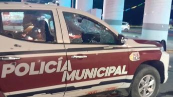 La patrulla municipal donde viajaban los agentes Roberto Pérez, Arturo Jiménez y Yusami Monterrosas quedó acribillada / Jesús Zavala