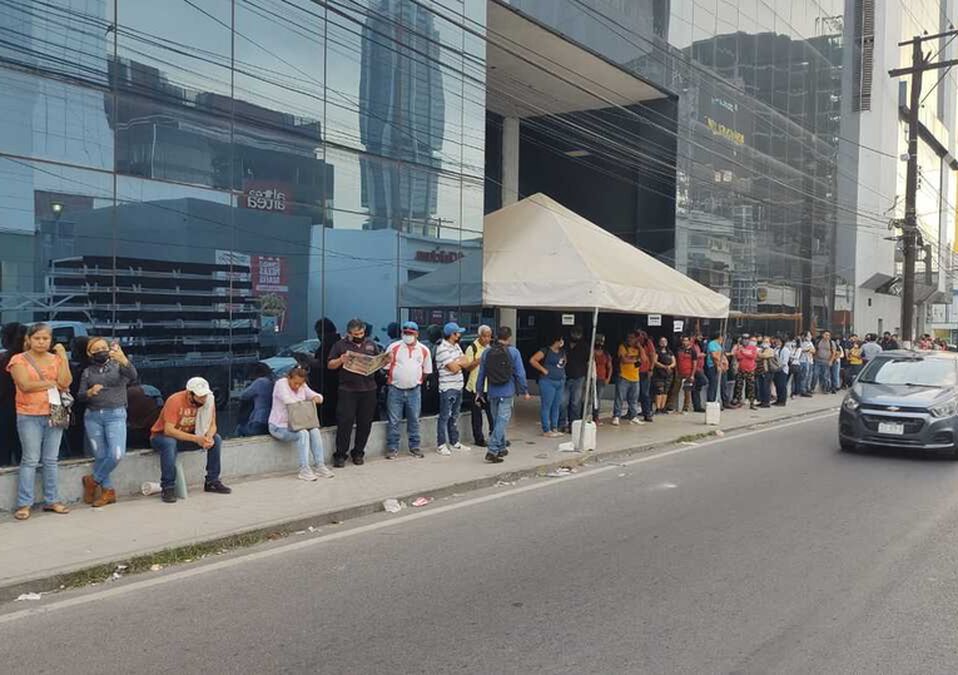 Las largas filas se hicieron presentes en las instalaciones del SAT. | Fabricio Gallegos