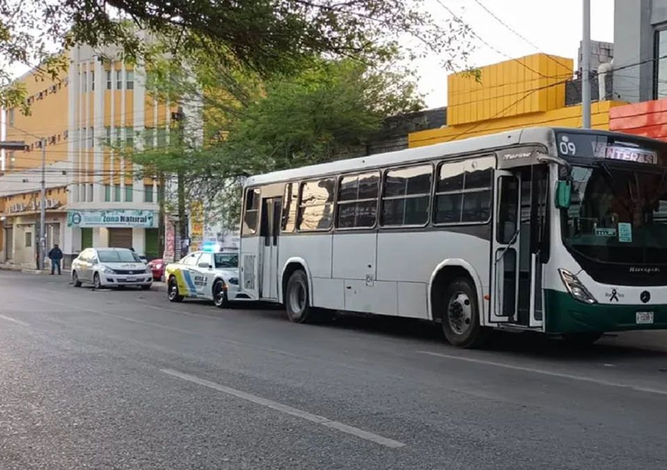 Adulto mayor es atropellado por ruta Canteras en el Centro de Monterrey