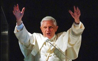 Benedicto XVI pide quitar su nombre y foto de libro sobre celibato