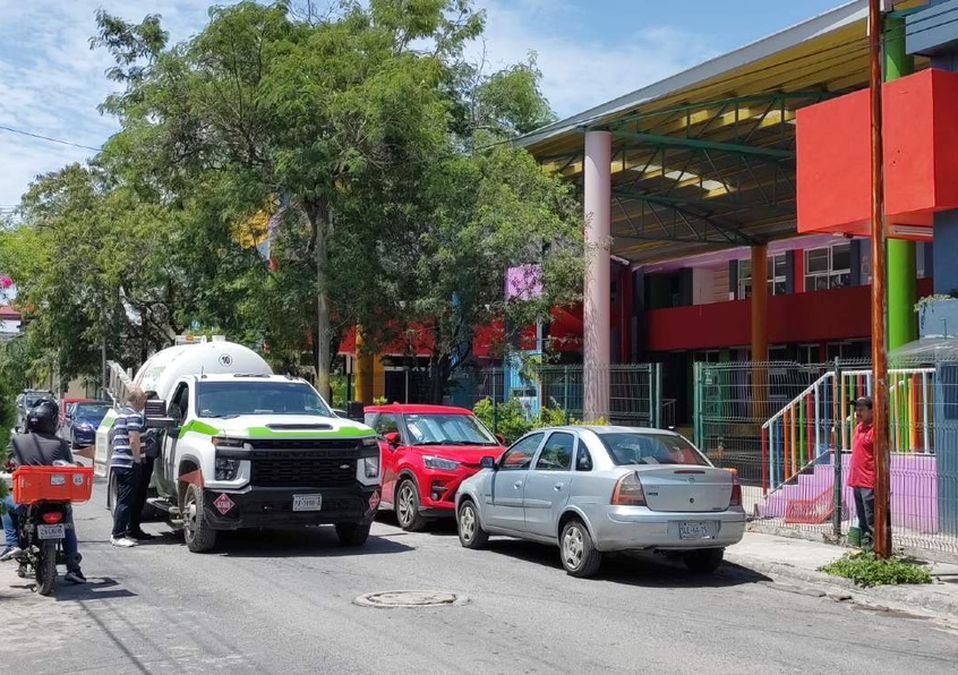Desalojan Cendi en Apodaca por fuerte olor a gas. | Agustín Martínez