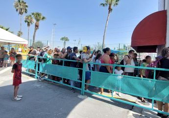 Personas haciendo fila para ingresar al parque acuático. | Leyda Estrada