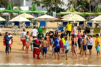 Captan a Santa Claus en el puerto de Acapulco