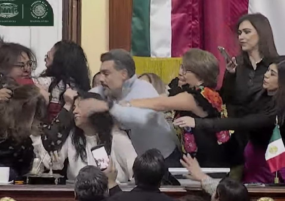 La legisladora Yuriri Ayala golpeó en la cabeza y jaló del cabello a Daniela Álvarez durante el conflicto en el Congreso de CdMx | Especial