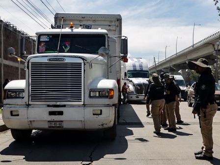 Las autoridades suelen realizar operativos para verificar que haya robo al transporte de carga / Es Imagen