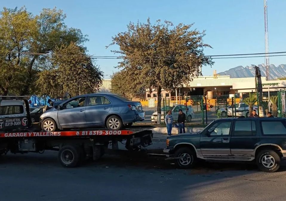 Mujer presuntamente dormita y choca en San Nicolás; hay 3 lesionados