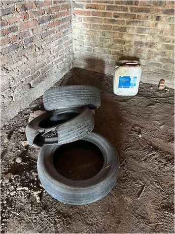 Llantas y bidones utilizados en Lagos de Moreno para incineración. | Fiscalía de Jalisco