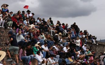 Cientos de personas vieron el Eclipse solar 2023 desde Teotihuacan/ Octavio Hoyos