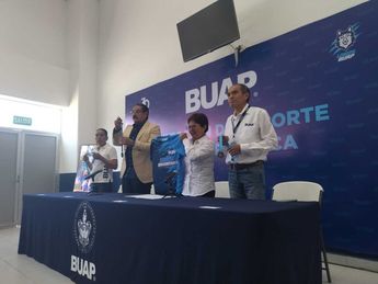 Playera y medalla conmemorativa de la Carrera Universitaria BUAP 2024 / Jaime Zambrano