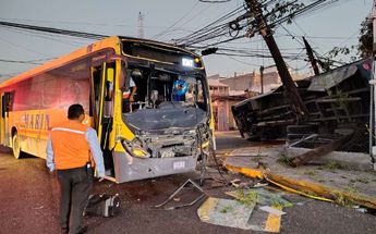 Las rutas urbanas involucradas en el accidente del Centro de Monterrey tuvieron graves daños. | Agustín Martínez