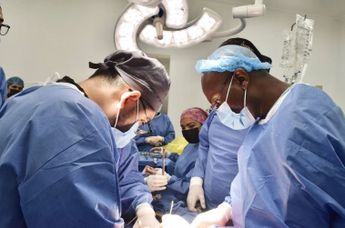 Médicos del IMSS Jalisco durante una cirugía | Especial