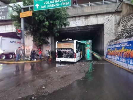 Las laterales de la autopista México-Puebla, suelen inundarse, durante la temporada de lluvias / Es Imagen