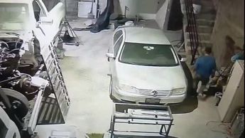 Ladrón asalta taller mecánico por segunda vez y se toma un refresco antes de huir