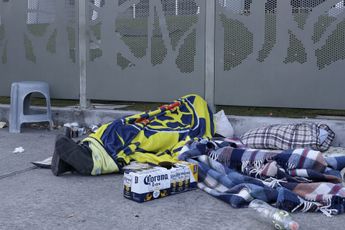 Un americanista aprovechó para dormir y beber afuera del estadio Cuauhtémoc, en espera de comprar boletos de la final 2024 / Cuartoscuro