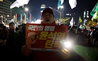 Un hombre protesta la madrugada del miércoles en Seúl tras el decreto de la Ley Marcial en Corea del Sur. | Reuters