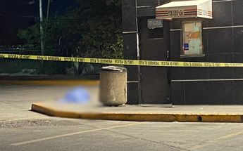 El cuerpo de la víctima quedó tendida sobre el pavimento afuera de la tienda. | Miranda Arias