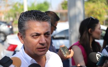Miguel Mery Ayup acude a emitir su voto