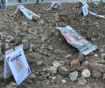 El grupo además extendió algunas mantas y lonas en las que se muestra el rostro de cada uno de los desaparecidos/ Ramón Ramírez