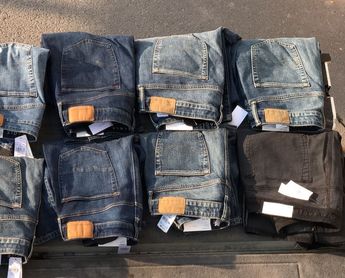 Pantalones de mezclilla recuperados tras el intento de robo en Monterrey. | Cortesía
